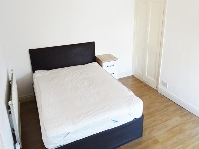 1 bed property in Claude Place, Cardiff